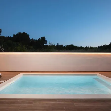 Lumea - Brend New 4-bedroom With Pool 普拉