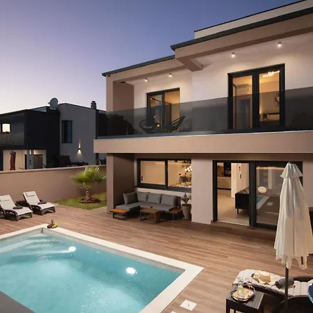 别墅 Lumea - Brend New 4-bedroom With Pool 普拉