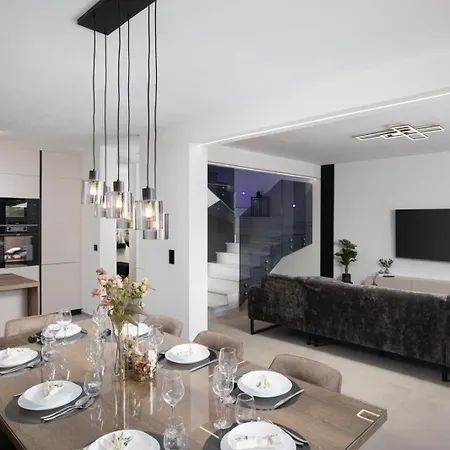 Lumea - Brend New 4-bedroom With Pool 普拉