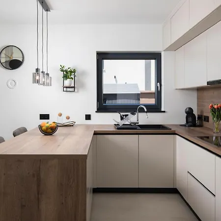 Lumea - Brend New 4-bedroom With Pool 普拉