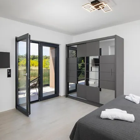 Villa Lumea - Brend New 4-bedroom With Pool Pula