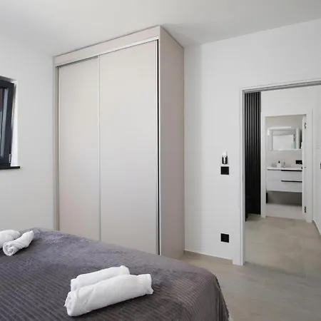 Willa Lumea - Brend New 4-bedroom With Pool Pula