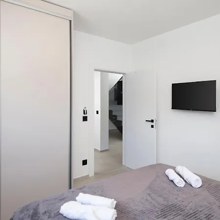 Willa Lumea - Brend New 4-bedroom With Pool Pula