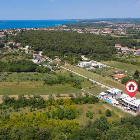 Lumea - Brend New 4-bedroom With Pool Pula