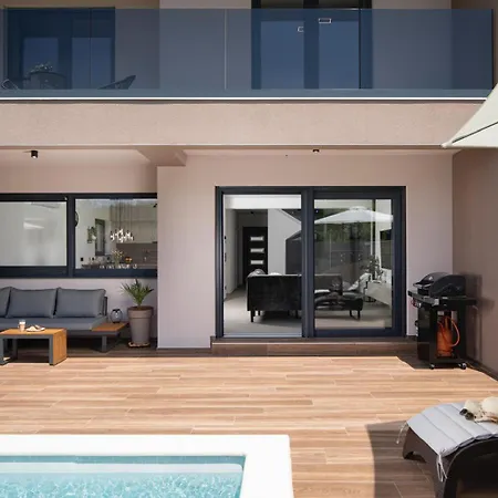 Willa Lumea - Brend New 4-bedroom With Pool Pula